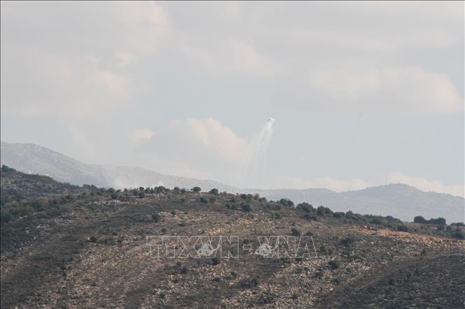 Khói bốc lên sau cuộc pháo kích của Israel gần thị trấn Khiam, miền Nam Liban ngày 16-11-2023. Ảnh: THX/TTXVN