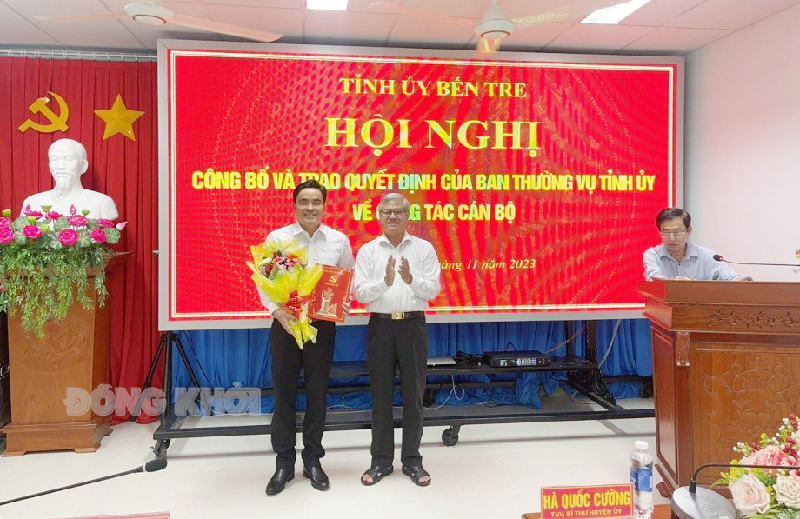 Trưởng ban Tổ chức Tỉnh ủy Nguyễn Văn Đức trao quyết định cho đồng chí Nguyễn Quốc Hưng.