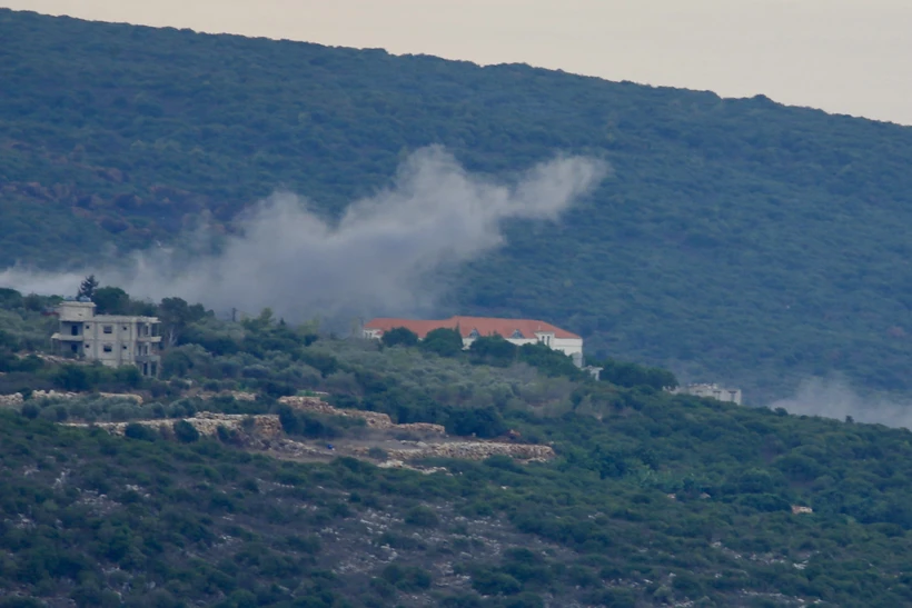 Khói bốc lên sau cuộc pháo kích của Israel tại Tayr Harfa, Liban ngày 12-11-2023. (Ảnh: THX/TTXVN)