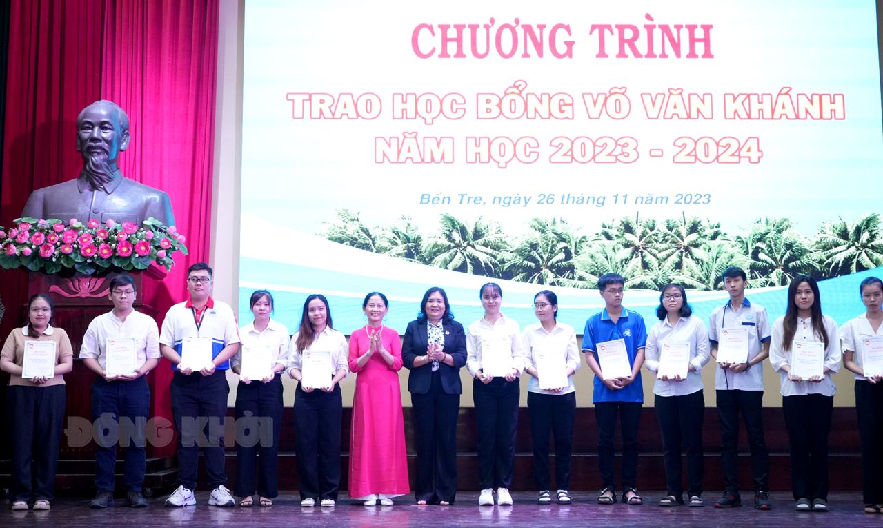 Trao 106 suất học bổng Võ Văn Khánh cho học sinh, sinh viên nghèo hiếu học năm học 2023-2024 Phó bí thư Thường trực Tỉnh ủy, phụ trách Tỉnh ủy - Chủ tịch HĐND tỉnh Hồ Thị Hoàng Yến và bà Võ Thị Nghĩa - con gái của cố Bí thư Tỉnh ủy Võ Văn Khánh trao học bổng cho các em học sinh. Ảnh: Phương Thảo