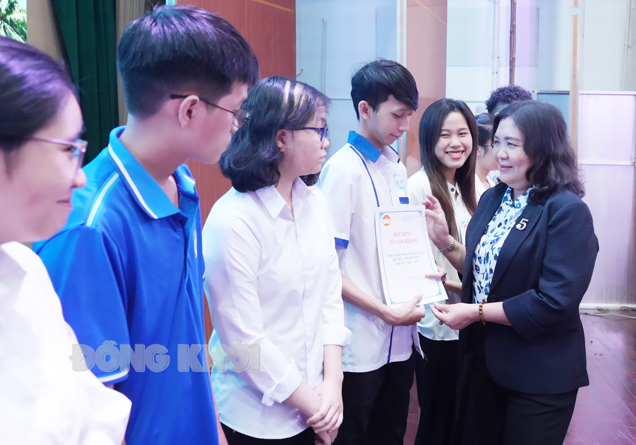 Trao 106 suất học bổng Võ Văn Khánh cho học sinh, sinh viên nghèo hiếu học năm học 2023-2024 Phó bí thư Thường trực Tỉnh ủy, phụ trách Tỉnh ủy - Chủ tịch HĐND tỉnh Hồ Thị Hoàng Yến trao học bổng cho các em học sinh. Ảnh: Phương Thảo