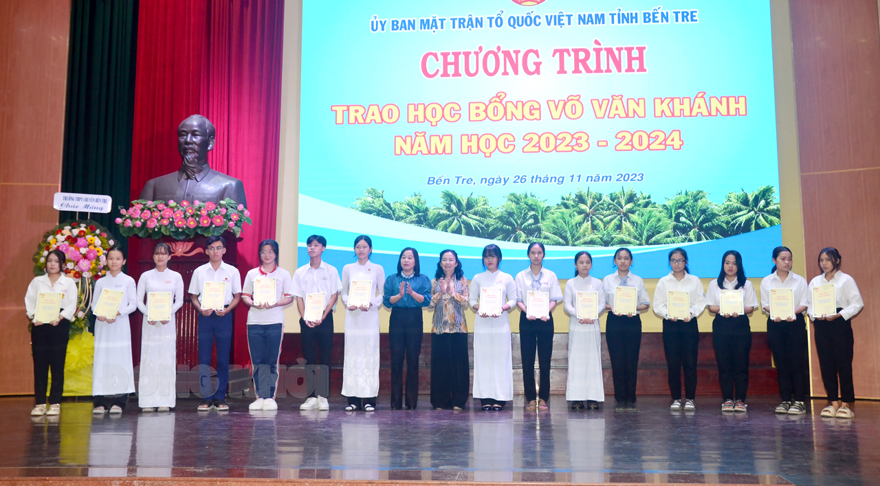 Trao 106 suất học bổng Võ Văn Khánh cho học sinh, sinh viên nghèo hiếu học năm học 2023-2024