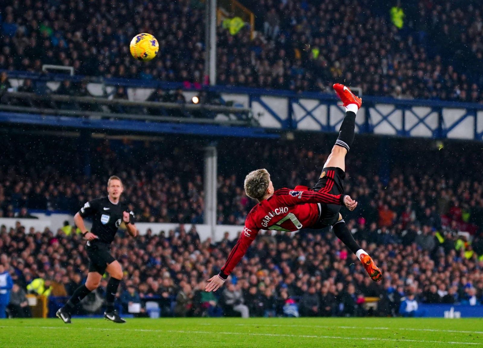 MU áp sát top 4, Tottenham thua ngược Aston Villa Garnacho mở tỷ số cho MU bằng một siêu phẩm xe đạp chổng ngược đẳng cấp. Ảnh: Getty