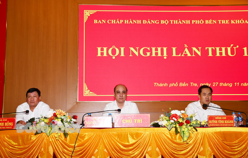 Chủ trì hội nghị.