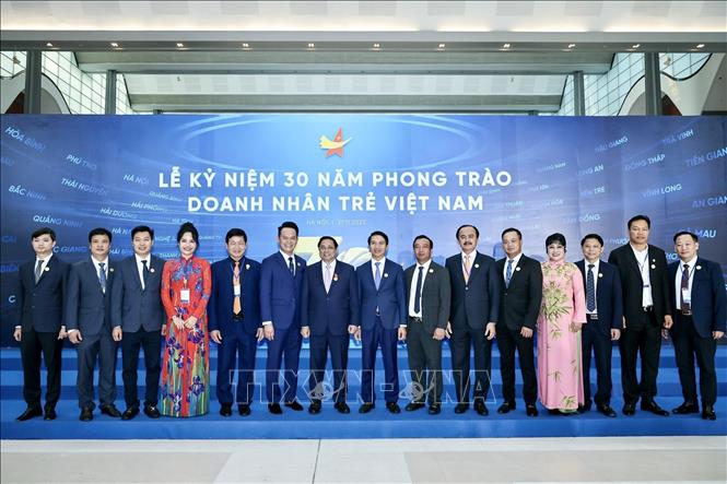 Thủ tướng: Chính phủ tiếp tục đồng hành cùng đội ngũ doanh nhân, doanh nhân trẻ Thủ tướng Phạm Minh Chính với các doanh nhân. Ảnh: Dương Giang/TTXVN