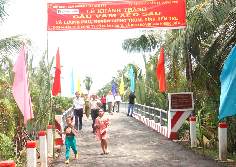 Nhiều kết quả trong phong trào thi đua “Đồng khởi mới” Huyện Giồng Trôm tập trung huy động các nguồn lực xây dựng nhiều công trình cầu, đường giao thông nông thôn.