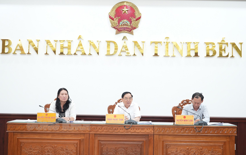 Chủ tịch UBND tỉnh Trần Ngọc Tam, các Phó chủ tịch UBND tỉnh Nguyễn Minh Cảnh, Nguyễn Thị Bé Mười chủ trì cuộc họp.
