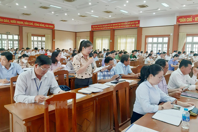 Bí thư Đảng ủy xã Sơn Hòa Nguyễn Thị Mỹ Dung, phát biểu ý kiến.