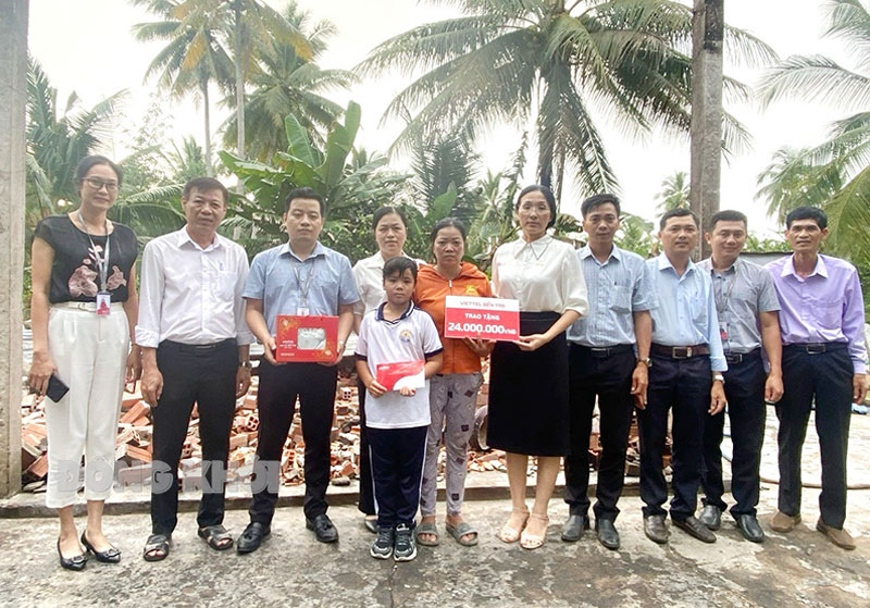 Viettel Bến Tre chia sẻ khó khăn với gia đình bị hoả hoạn Phó giám đốc Chi nhánh Viettel Bến Tre Nguyễn Thị Cầm trao tiền hỗ trợ gia đình anh Hải.