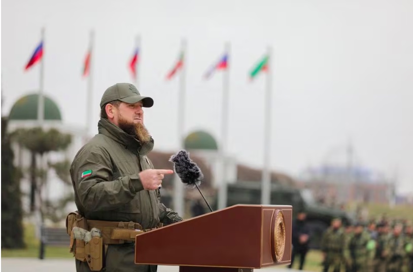 Lãnh đạo Cộng hòa Chechnya Ramzan Kadyrov phát biểu trước các binh sĩở Grozny, Nga ngày 25-2-2022. Ảnh: Reuters