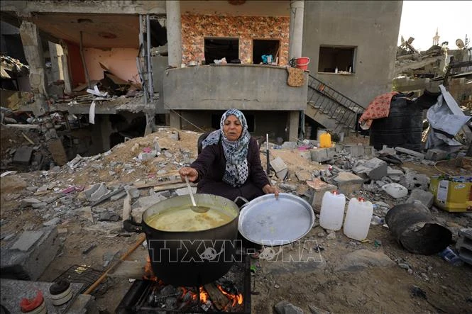 Người dân Palestine sống trong những căn nhà đổ nát do xung đột tại thành phố Khan Younis, Dải Gaza, ngày 26-11-2023. Ảnh: THX/TTXVN