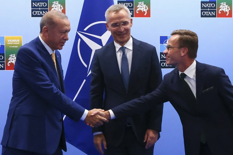 (Từ trái sang) Tổng thống Thổ Nhĩ Kỳ Recep Tayyip Erdogan, Tổng Thư ký NATO Jens Stoltenberg và Thủ tướng Thụy Điển Ulf Kristersson tại cuộc gặp ở Vilnius, Litva ngày 10-7-2023. (Ảnh: AFP/TTXVN)