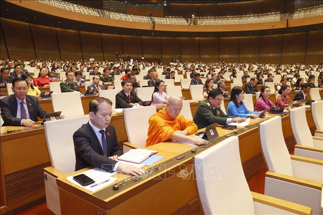 Quốc hội thông qua Nghị quyết áp dụng thuế thu nhập doanh nghiệp bổ sung Đại biểu Quốc hội biểu quyết thông qua hai nghị quyết. Ảnh: Doãn Tấn/TTXVN