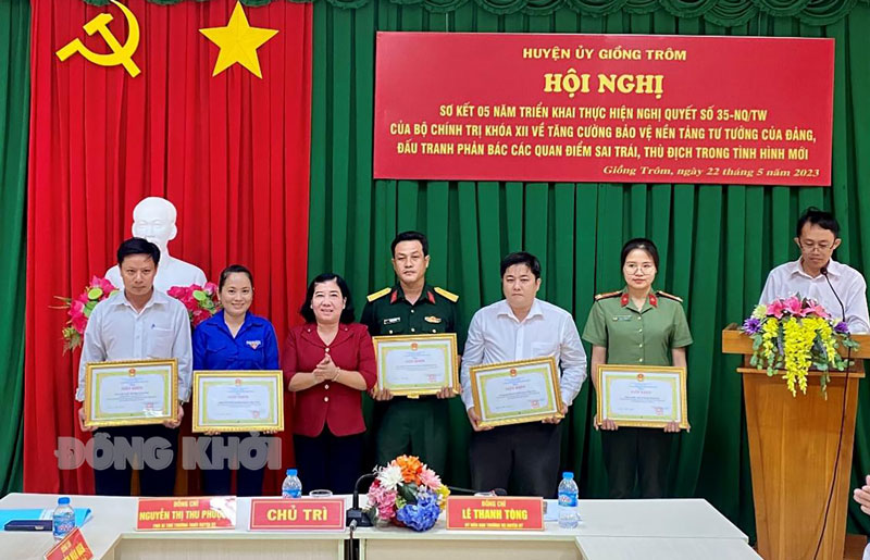 Phó bí thư Thường trực Huyện ủy Giồng Trôm Nguyễn Thị Thu Phượng trao giấy khen cho các cá nhân tiêu biểu trong công tác tăng cường bảo vệ nền tảng tư tưởng của Đảng. Ảnh: CTV