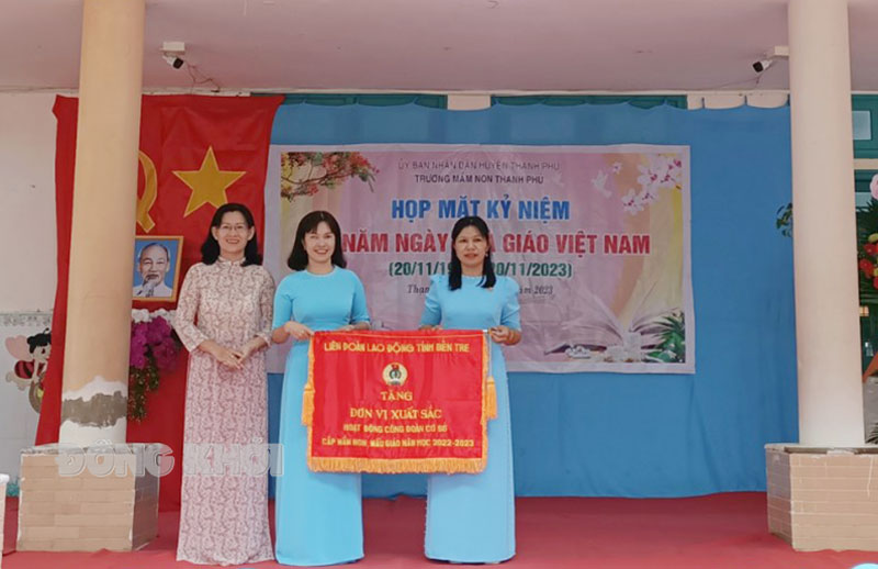 Phó chủ tịch Liên đoàn Lao động tỉnh Nguyễn Thị Kim Dung trao cờ đơn vị xuất sắc năm học 2022-2023 cho Trường Mầm non Thạnh Phú.