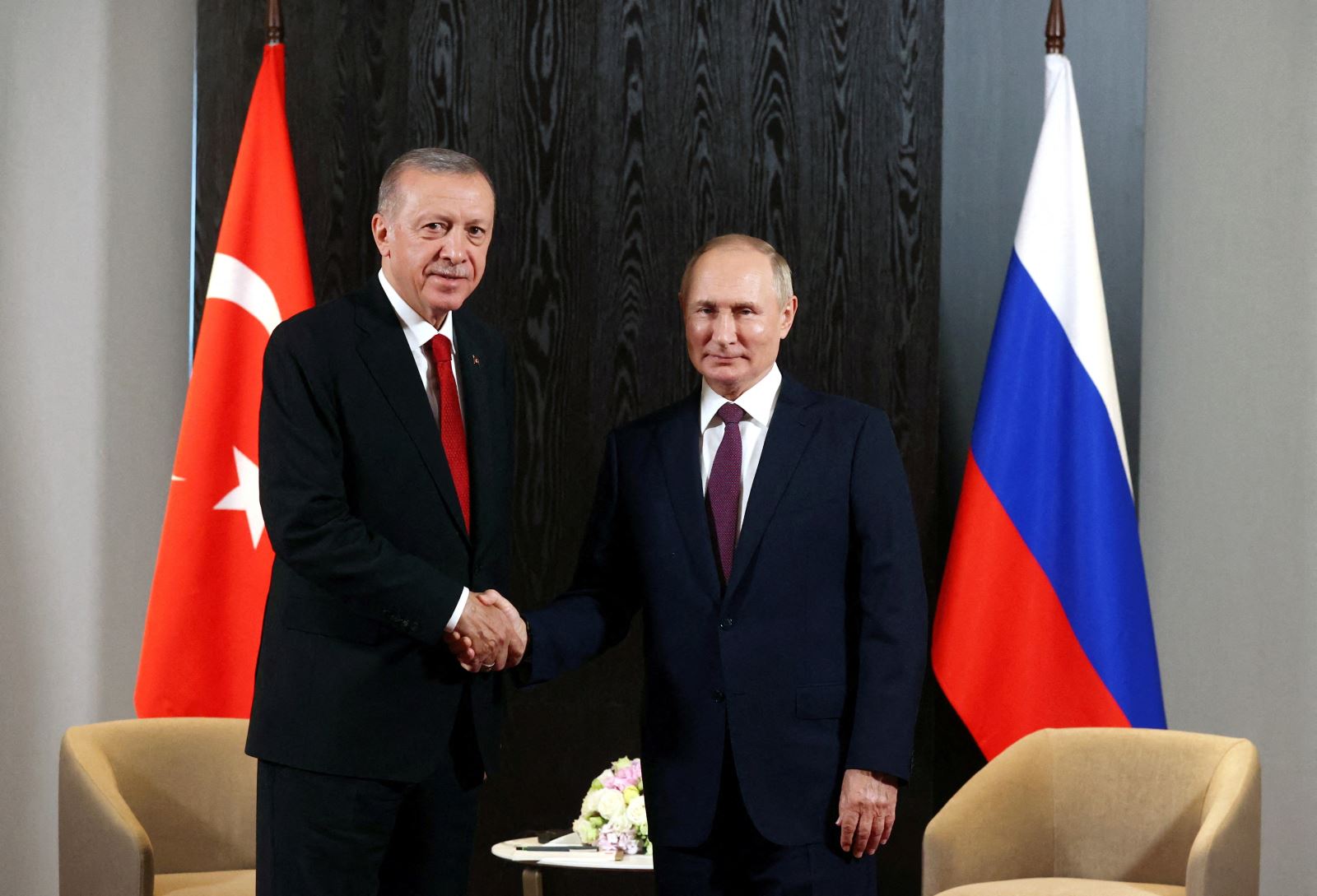 Tổng thống Nga Vladimir Putin (Phải) và người đồng cấp Thổ Nhĩ Kỳ Tayyip Erdogan bắt tay trong cuộc gặp bên lề Hội nghị thượng đỉnh Tổ chức Hợp tác Thượng Hải (SCO) tại Samarkand, Uzbekistan ngày 16-9-2022. Ảnh: Reuters