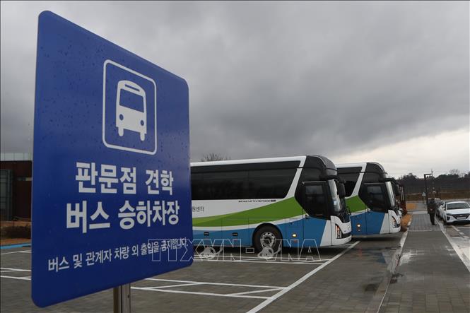 Xe buýt du lịch tới Paju, cách thủ đô Seoul của Hàn Quốc 30 km về phía bắc, khi các chuyến du lịch tới làng đình chiến Panmunjom được nối lại ngày 30-11-2021. Ảnh tư liệu: Yonhap/TTXVN