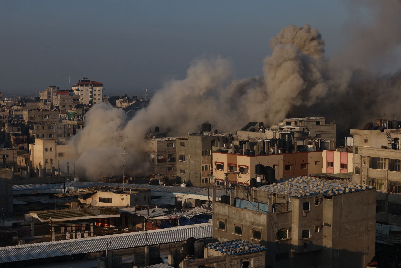 Khói bốc lên sau vụ oanh tạc của quân đội Israel xuống Rafah, phía Nam Dải Gaza ngày 1-12-2023. Ảnh: AFP/TTXVN