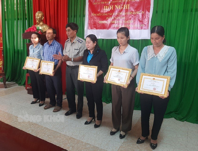 Phó cục trưởng Cục thi hành án dân sự tỉnh Trần Văn Liêm trao thưởng cho các tập thể, cá nhân.