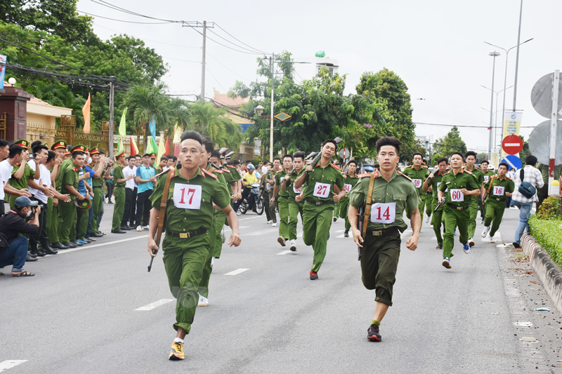 Cán bộ, chiến sĩ thi đấu nội dung chạy vũ trang tại Hội thao Công an tỉnh năm 2023. Ảnh: Q. Duy