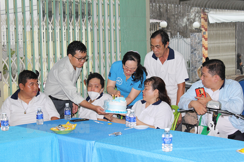 Câu lạc bộ Người khuyết tật TP. Bến Tre tổ chức sinh nhật cho thành viên có ngày sinh trong tháng sinh hoạt định kỳ.