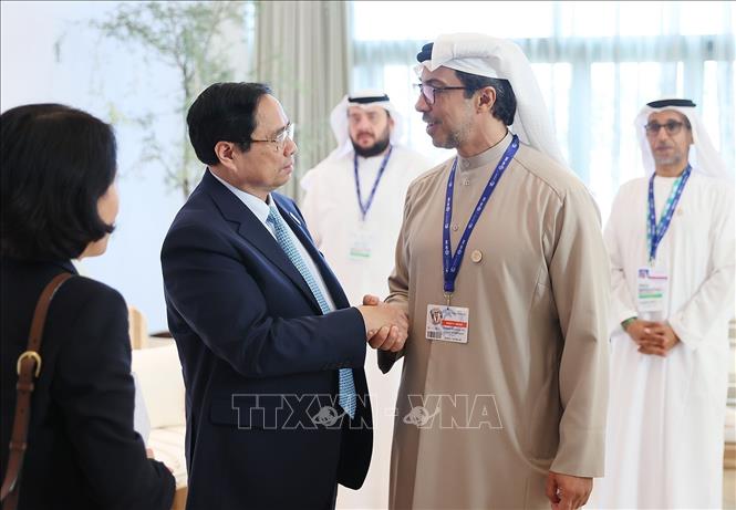 Thủ tướng Phạm Minh Chính gặp Phó Tổng thống UAE Sheikh Mansour Bin Zayed Al Nahyan. Ảnh: Dương Giang/TTXVN