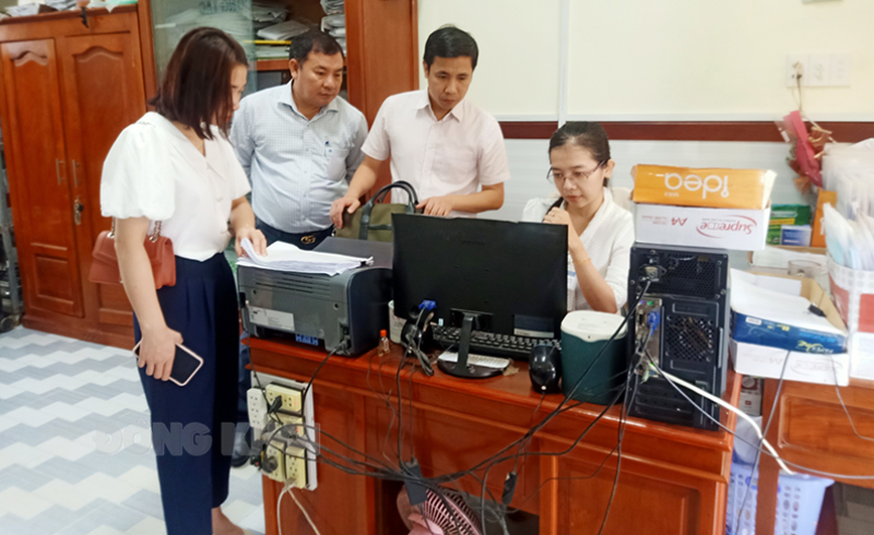 Đoàn công tác Ban Chỉ đạo cải cách hành chính của Chính phủ kiểm tra thực tế tại xã Hưng Khánh Trung A, huyện Mỏ Cày Bắc.
