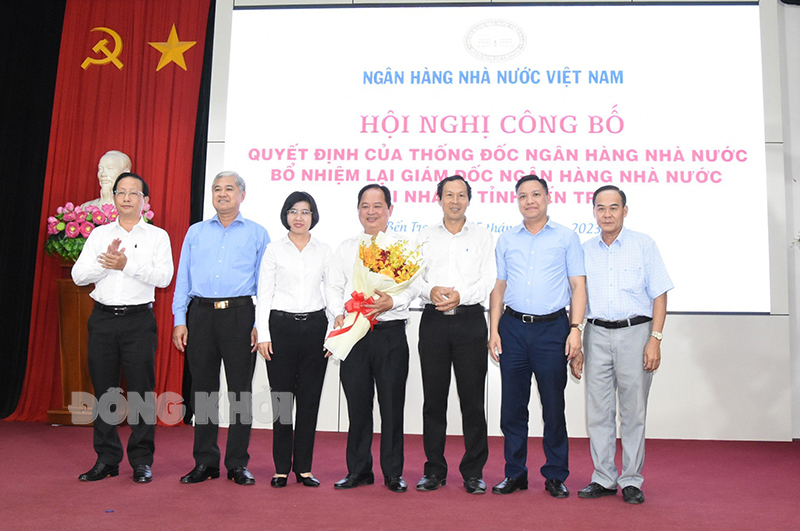 Phó chủ  tịch Thường trực UBND tỉnh Nguyễn Trúc Sơn cùng các đại biểu dự hội nghị chúc mừng ông Lê Công Thành được bổ nhiệm lại.