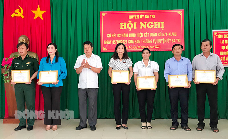 Khen thưởng các cá nhân, tập thể.