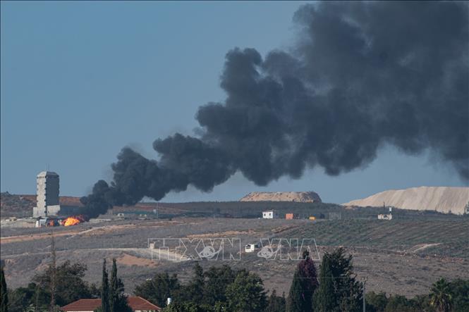 Khói lửa bốc lên sau vụ oanh tạc của quân đội Israel xuống miền Nam Liban ngày 23-11-2023. Ảnh: THX/TTXVN