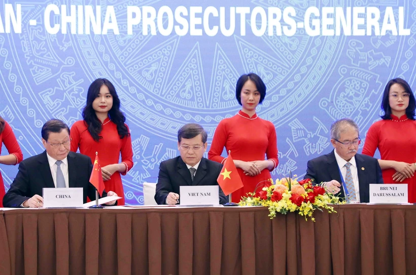 Viện trưởng Viện Kiểm sát Nhân dân Tối cao Việt Nam Lê Minh Trí và các đại biểu ký Tuyên bố Chung. (Ảnh: Phạm Kiên/TTXVN)