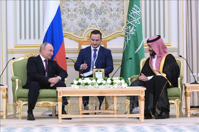 Thái tử Saudi Arabia Mohammed bin Salman (phải) và Tổng thống Nga Vladimir Putin (trái) tại cuộc gặp ở Riyadh, Saudi Arabia, ngày 6-12-2023. Ảnh: AFP/TTXVN