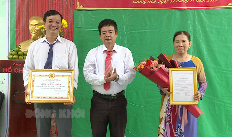 Lãnh đạo địa phương trao bằng công nhận chi bộ trong sạch vững mạnh, toàn diện cho chi bộ.