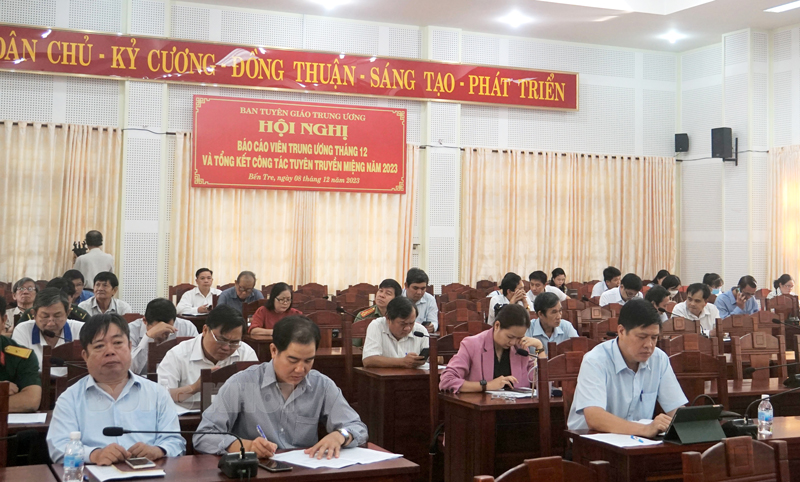 Hội nghị báo cáo viên trực tuyến toàn quốc tháng 12-2023 Các đại biểu tham dự tại điểm cầu tỉnh.