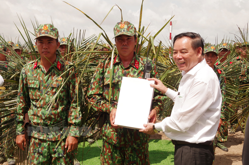 Chủ tịch UBND tỉnh Trần Ngọc Tam tặng quà cho lực lượng thực binh trong diễn tập khu vực phòng thủ huyện Thạnh Phú.