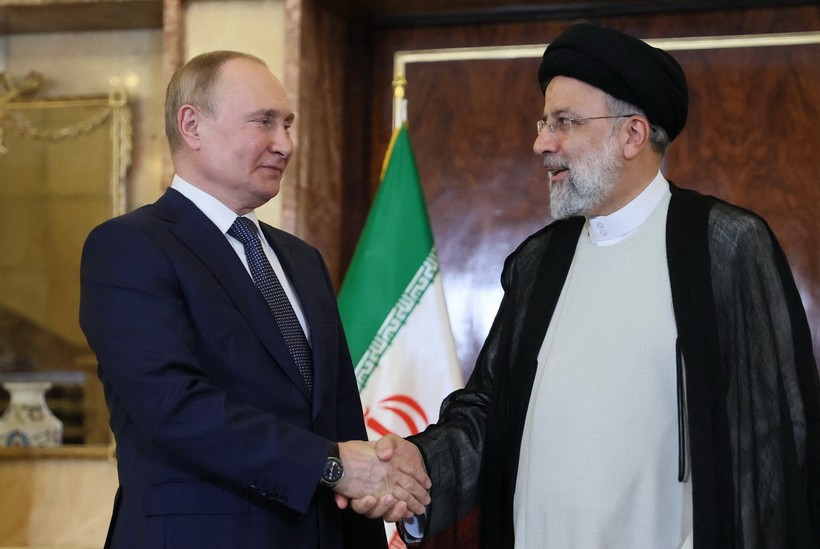 Tổng thống Iran Ebrahim Raisi (phải) và Tổng thống Nga Vladimir Putin. (Ảnh: AFP/TTXVN)