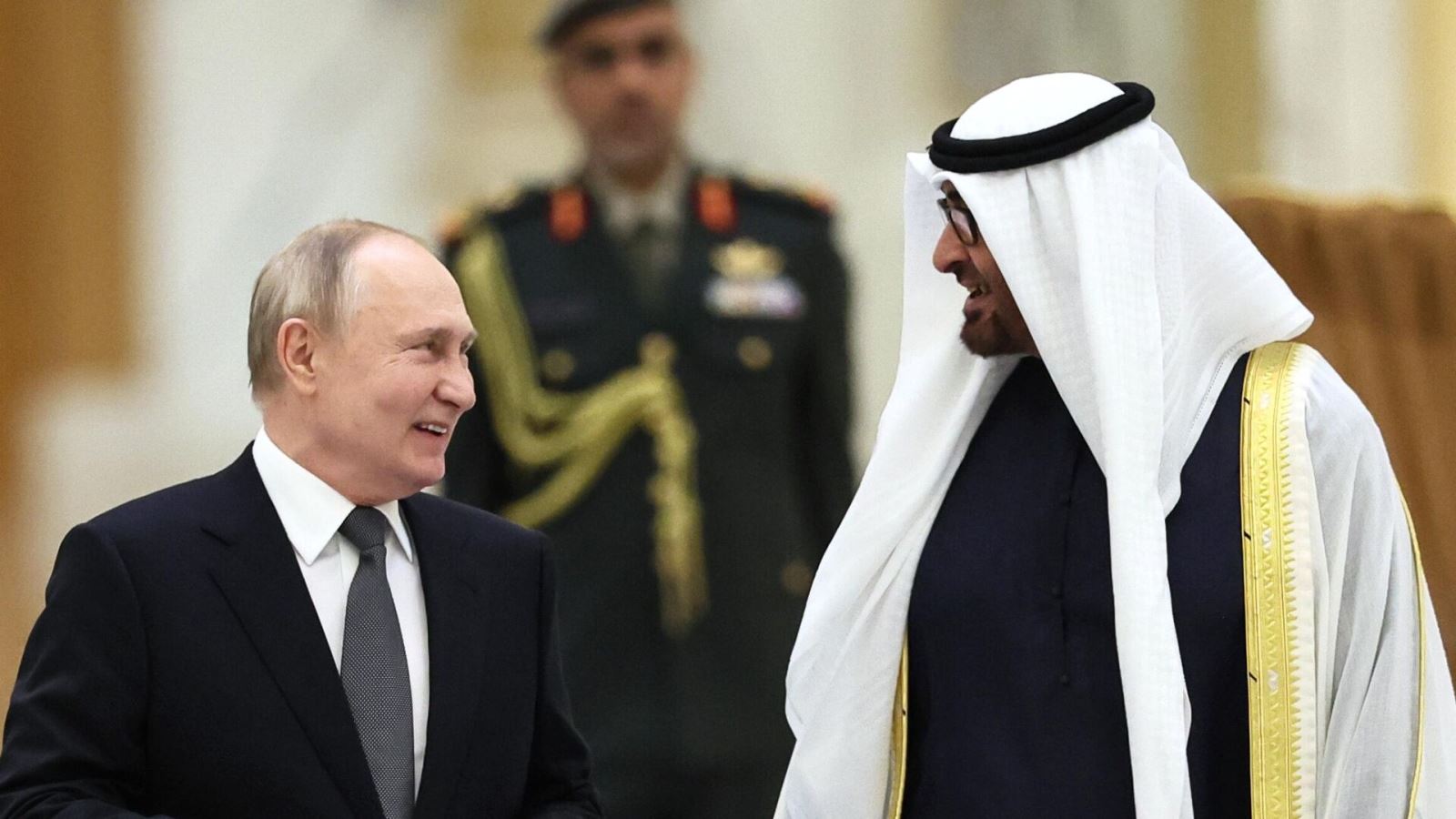 Tổng thống Putin và Tổng thống UAE Mohammed bin Zayed Al Nahyan tại lễ đón tiếp trước cuộc họp tại Cung điện Qasr Al Watan, Abu Dhabi. Ảnh: Sputnik