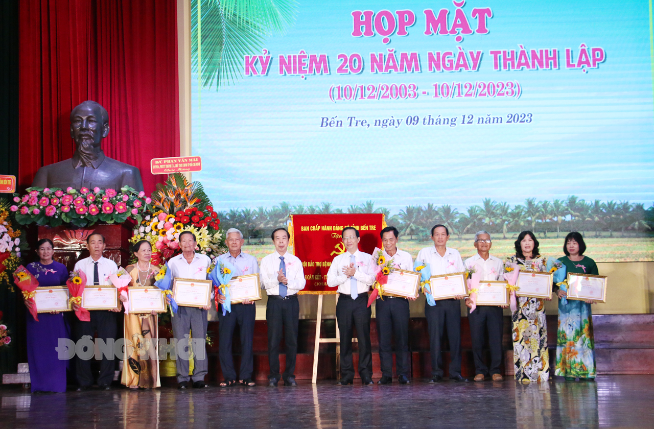 Phó chủ tịch Thường trực UBND tỉnh - Trưởng đoàn Đại biểu Quốc hội tỉnh Nguyễn Trúc Sơn trao bằng khen của UBND tỉnh cho các tập thể, cá nhân.