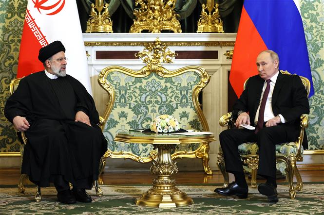 Tổng thống Nga Vladimir Putin (phải) và Tổng thống Iran Ebrahim Raisi (trái) tại cuộc gặp ở Moskva, Nga, ngày 7-12-2023. Ảnh: AFP/TTXVN