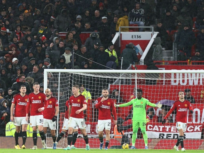 Arsenal mất ngôi đầu bảng, MU thua tan nát trước Bournemouth
