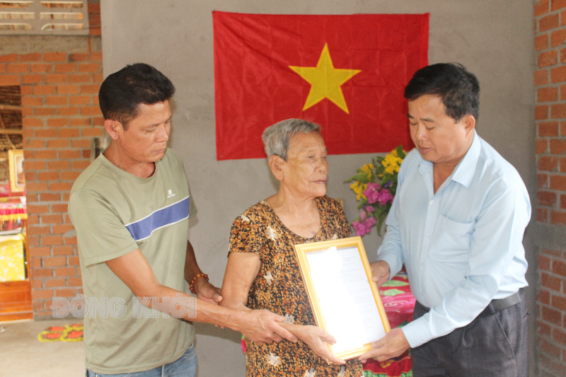 Đại diện UBND xã Phước Ngãi trao quyết định bàn giao nhà cho hộ bà Tư Đường.