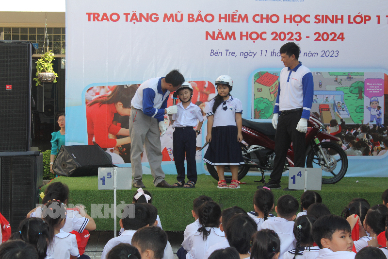 Phát động chương trình “Giữ trọn ước mơ” và trao tặng mũ bảo hiểm cho học sinh lớp 1 năm học 2023-2024 Đại diện Công ty TNHH Honda Huỳnh Thành hướng dẫn đội MBH đúng và tham gia giao thông an toàn cho HS.