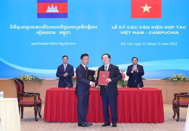 Thủ tướng Phạm Minh Chính và Thủ tướng Campuchia Hun Manet chứng kiến ký kết văn kiện hợp tác giữa Bộ Khoa học và Công nghệ Việt Nam với Bộ Công nghiệp, Khoa học Công nghệ Campuchia. (Ảnh: Dương Giang/TTXVN)