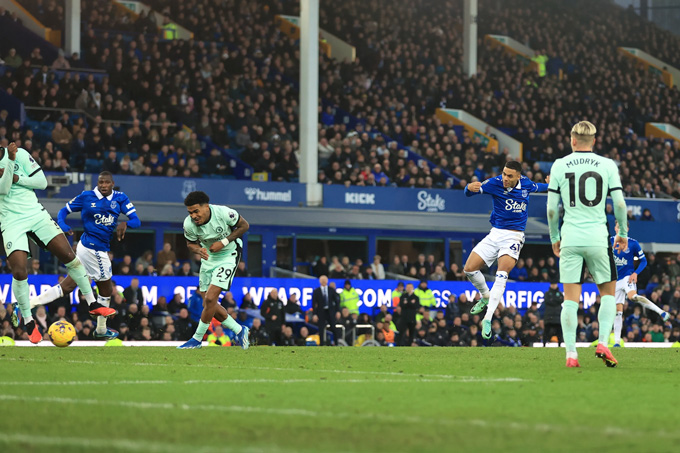 The Blues lại thua; Gà trống hạ gục Chích chòe Dobbin ra chân kết liễu Chelsea