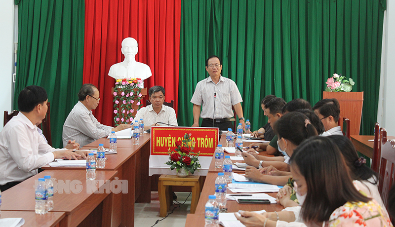 Phó chủ tịch UBND huyện Giồng Trôm Nguyễn Minh Trung phát biểu tại buổi giám sát kiểm tra.