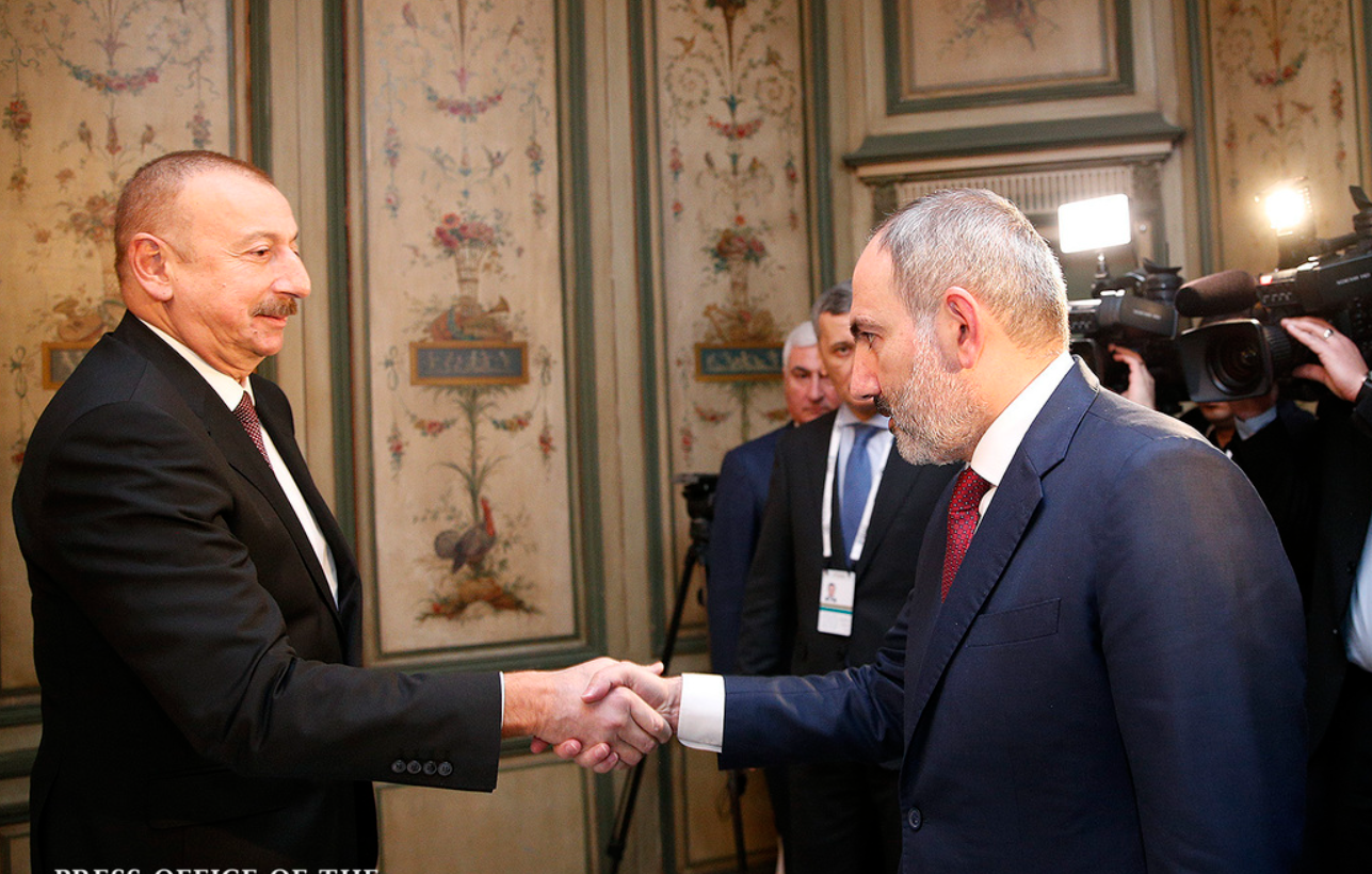Tổng thống Azerbaijan Ilham Aliyev (trái) bắt tay Thủ tướng Armenia Nikol Pashinyan. Ảnh: primeminister.am