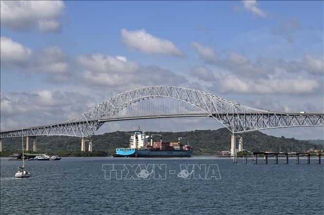 Tàu chở hàng di chuyển qua Kênh đào Panama tại khu vực Panama City. Ảnh tư liệu: AFP/TTXVN