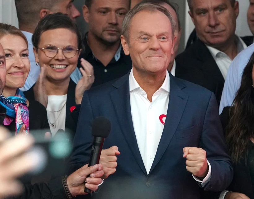 Ông Donald Tusk thành Thủ tướng mới của Ba Lan, sẽ nhậm chức ngày 13-12 Ông Donald Tusk (phía trước) phát biểu trước những người ủng hộ tại Warsaw, ngày 15-10-2023. (Ảnh: AFP/TTXVN)