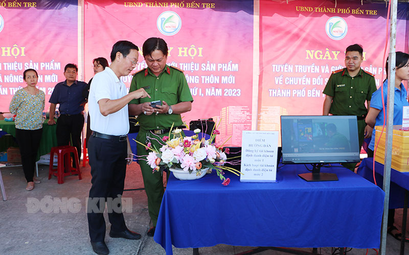 Ngày hội giới thiệu sản phẩm về chuyển đổi số lần thứ I Gian hàng của UBND TP. Bến Tre hướng dẫn người dân cài đặt kích hoạt mã định danh mức độ 1, 2.