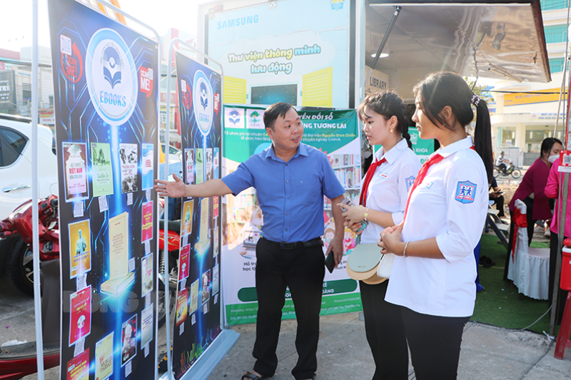 Ngày hội giới thiệu sản phẩm về chuyển đổi số lần thứ I Thư viện Nguyễn Đình Chiểu giới thiệu thư viện số giúp học sinh dễ dàng tiếp cận tìm đọc các đầu sách.